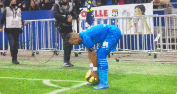 他是唯一能稳住局面的那个人