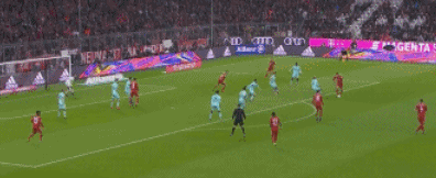 瓜帅：这是谢尔基第一次插花脚传中，他要学习梅西踢得更简洁