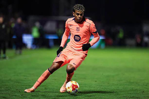 足球国足训练课发生小插曲，球员被逗笑