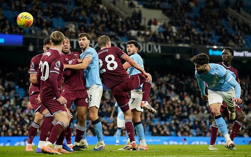 哈登狂砍55分封神！成NBA首位双队史得分王，36岁飙10记三分创多项纪录